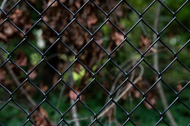 Kapalı, zincirli tel örgü, metal bariyer bir şeyi içeride ya da dışarıda tutmak için, tutmak ya da korumak için kullanılır.