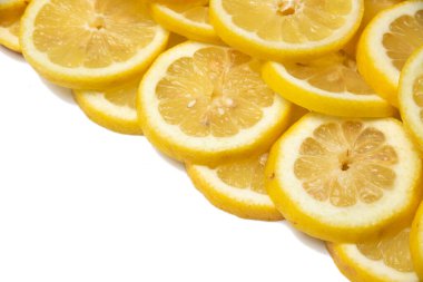 Üstüste binen limon dilimleri beyaz arkaplanda kopyalama alanı ile