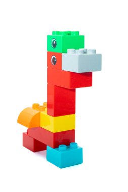 Beyaz arkaplan plastik tuğla oluşturma üzerine izole edilmiş renkli plastik yapı blokları