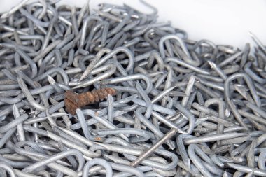 İnşaat ve marangozluk için ağır dikenli tel zımba yığını