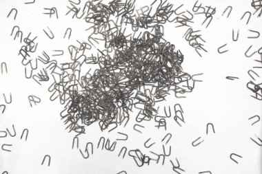 Beyaz arka planda inşaat ve marangozluk için ağır dikenli tel zımba malzemeleri