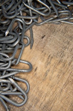 İnşaat ve marangozluk için ağır dikenli tel zımbalardan yapılmış sınır