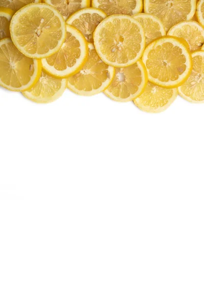 Üstüste binen limon dilimleri beyaz arkaplanda kopyalama alanı ile