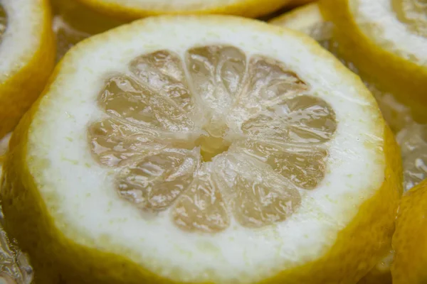 Sarı limon dilimini kapat.
