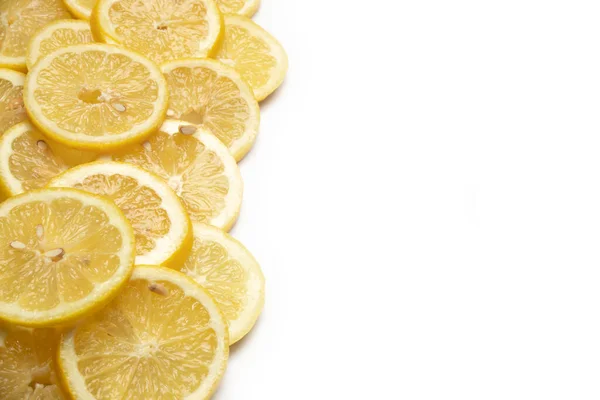 Üstüste binen limon dilimleri beyaz arkaplanda kopyalama alanı ile