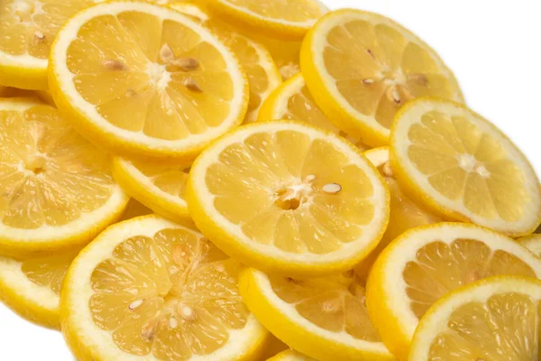 Üstüste binen limon dilimleri beyaz arkaplanda kopyalama alanı ile