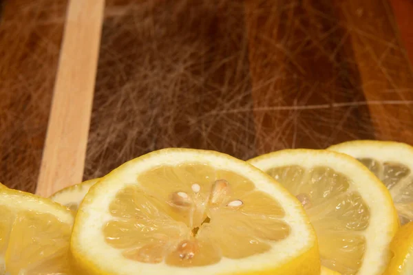 木板上的黄色柠檬片 新鲜切碎 用来制作美味的菜肴 柠檬水 柠檬甜点 柠檬水 — 图库照片