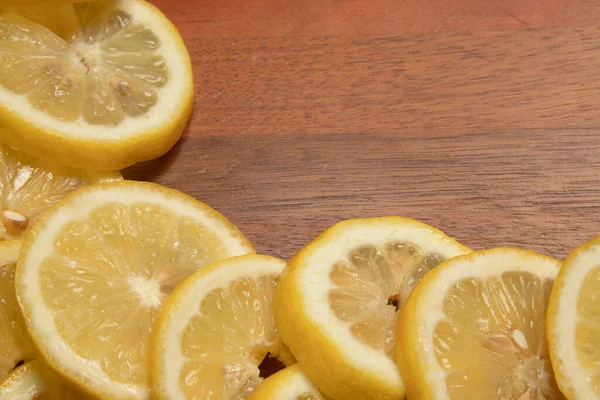 Yellow Lemon Slices Wood Cutting Board Fresh Cut Used Create — Stock Photo, Image