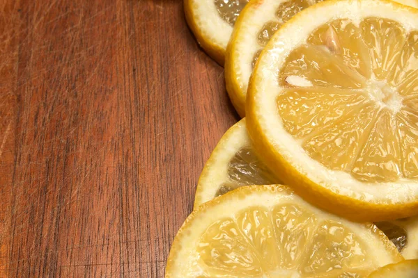 Yellow Lemon Slices Wood Cutting Board Fresh Cut Used Create — Stock Photo, Image