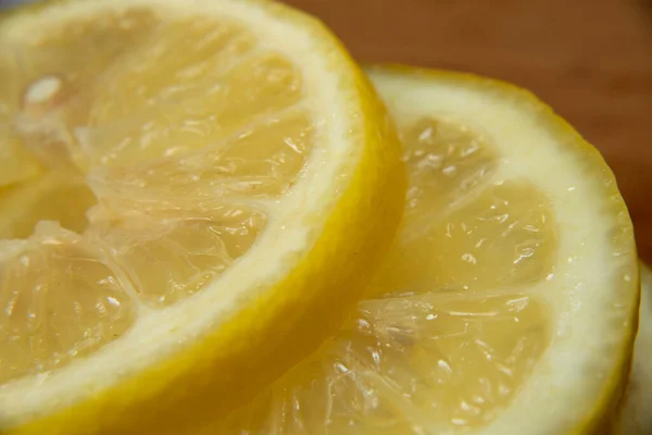 Close Yellow Lemon Slices Wood Cutting Board Fresh Cut Used — Stock Photo, Image