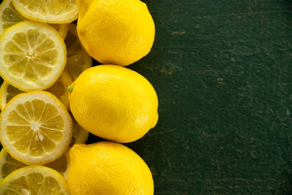Row Whole Sliced Lemons Creating Border Green Rustic Textured Background — Stock Photo, Image