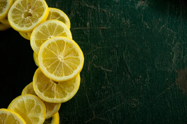 Whole Sliced Lemons Arranged Circular Pattern Green Painted Rustic Peeling — Stock Photo, Image