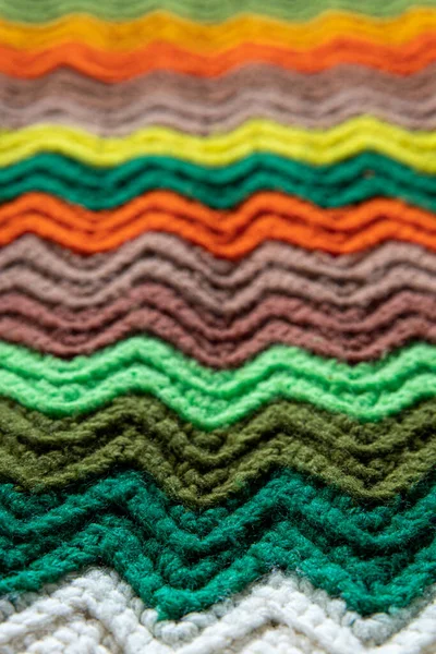 Gros Plan Couverture Rayée Rétro Zigzag Grand Mère Crochetée Tricotée — Photo