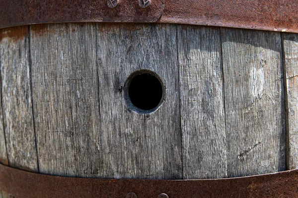 Zbliżenie Drewnianej Beczki Otworem Środku — Zdjęcie stockowe