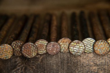 Eski paslı, 16 penilik çivi kafalar, inşaat ve marangozluk, inşaat, inşaat, yaratım, antika, yaşlı, büyükbabalar aletler, ahşap ve çivi arkaplan