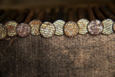 Eski paslı, 16 penilik çivi kafalar, inşaat ve marangozluk, inşaat, inşaat, yaratım, antika, yaşlı, büyükbabalar aletler, ahşap ve çivi arkaplan