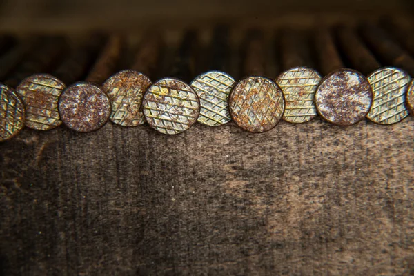 Eski paslı, 16 penilik çivi kafalar, inşaat ve marangozluk, inşaat, inşaat, yaratım, antika, yaşlı, büyükbabalar aletler, ahşap ve çivi arkaplan