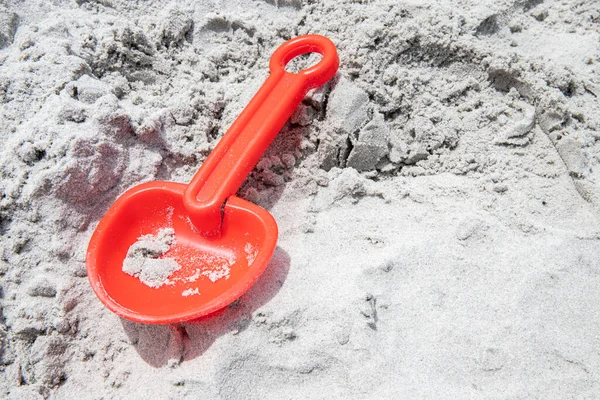 Σπασμένο Πορτοκαλί Φτυάρι Στην Άμμο Στην Παραλία Δεν Παίζεται Αντιγραφή Εικόνα Αρχείου