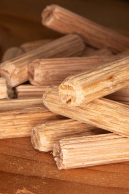 Sedir arka planda meşe desenli raptiye yığını, iki parça odun, eklem ve doğramacıyı birleştirmek için çengelli iğne.