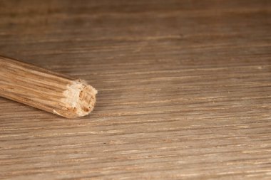 Meşe ağacının arka planında tek meşe desenli iğneler, iki parça ahşap, eklem, marangoz