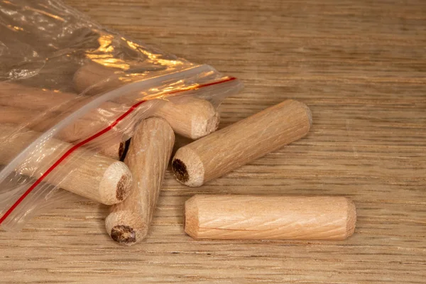 橡木背衬上的一袋橡木多斯针 用于连接两块木头 细木工 — 图库照片