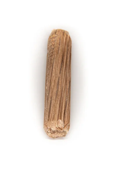 白色背景上的单个橡木多斯针 用于连接两块木头 细木工的多斯针 — 图库照片
