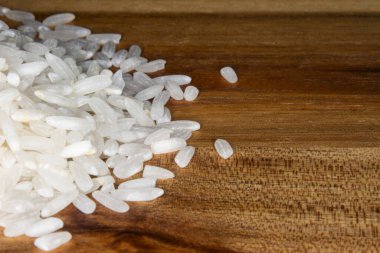 Ahşap arka planda pirinç. Kapatın. Seçici odaklanma. kopyalama alanı ile.