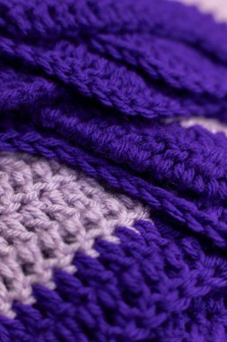 Katlanmış eflatun, mor zigzag battaniyesi. Kraliyet mor aksanıyla işlenmiş ya da örülmüş. Sana büyükannenin evini hatırlatıyor.