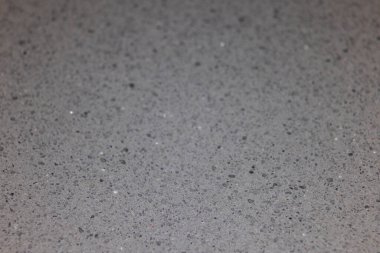 Granit tezgah dokusunun makrosu, pürüzsüz cilalanmış kaya, kopya alanı ve seçici odaklı küçük taşlar.