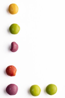 Beyaz arka planda izole edilmiş yapay içeriği olmayan boyasız doğal şekerlerden yapılmış sınır, daha sağlıklı alternatif, dikkat eksikliği çeken çocuklar için iyi bir seçenek, toksin yok.