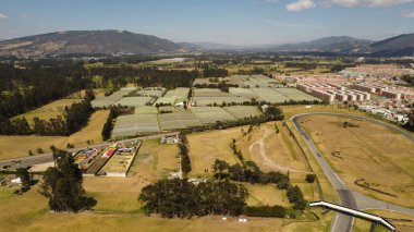Bogota ve binalarının güzel renkleriyle havadan çekilmiş fotoğrafları.