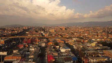 Bogota ve binalarının güzel renkleriyle havadan çekilmiş fotoğrafları.
