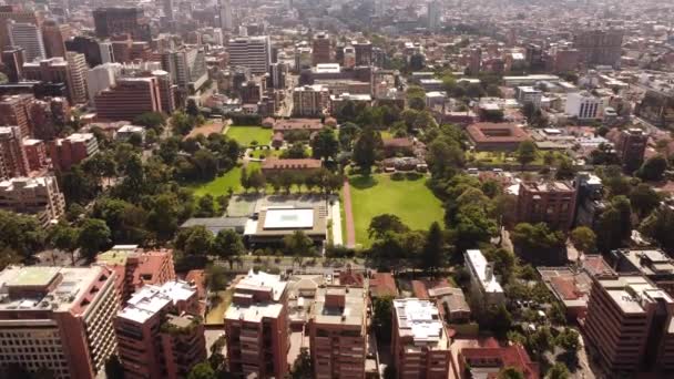 Légi Felvételek Bogotáról Épületeiről Gyönyörű Színeikkel — Stock videók