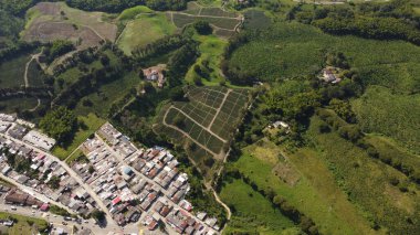 Güzel yeşil renkleri olan bir kahve kasabasının hava görüntüleri.
