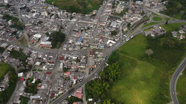Güzel yeşil renkleri olan bir kahve kasabasının hava görüntüleri.