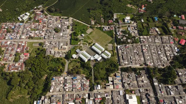 Güzel yeşil renkleri olan bir kahve kasabasının hava görüntüleri.