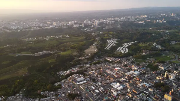 Güzel yeşil renkleri olan bir kahve kasabasının hava görüntüleri.