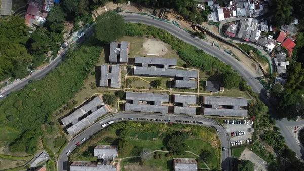 Güzel yeşil renkleri olan bir kahve kasabasının hava görüntüleri.