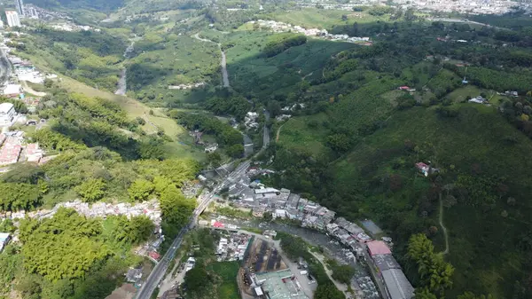Güzel yeşil renkleri olan bir kahve kasabasının hava görüntüleri.