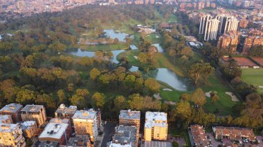 Parkları ve kırmızı renkleriyle Bogota 'nın hava görüntüleri