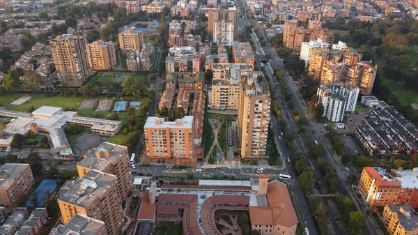 Parkları ve kırmızı renkleriyle Bogota 'nın hava görüntüleri