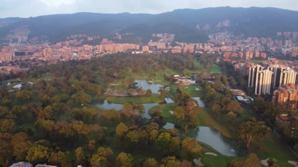 波哥大的空中图像及其公园和红色 — 图库视频影像