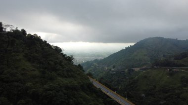 Merkez dağ sırasının hava görüntüleri, doğru adı verilen bölümde.