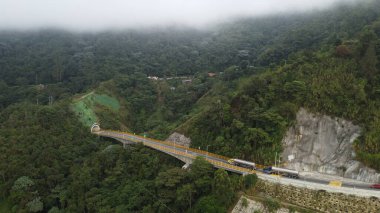 Merkez dağ sırasının hava görüntüleri, doğru adı verilen bölümde.