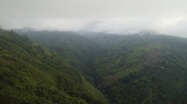 Merkez dağ sırasının hava görüntüleri, doğru adı verilen bölümde.