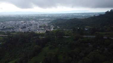 Merkez dağ sırasının hava görüntüleri, doğru adı verilen bölümde.