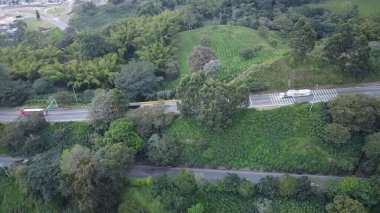 Merkez dağ sırasının hava görüntüleri, doğru adı verilen bölümde.