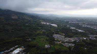 Merkez dağ sırasının hava görüntüleri, doğru adı verilen bölümde.