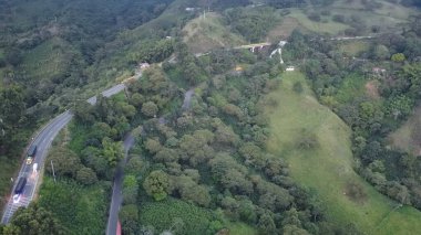 Merkez dağ sırasının hava görüntüleri, doğru adı verilen bölümde.