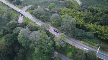 Merkez dağ sırasının hava görüntüleri, doğru adı verilen bölümde.
